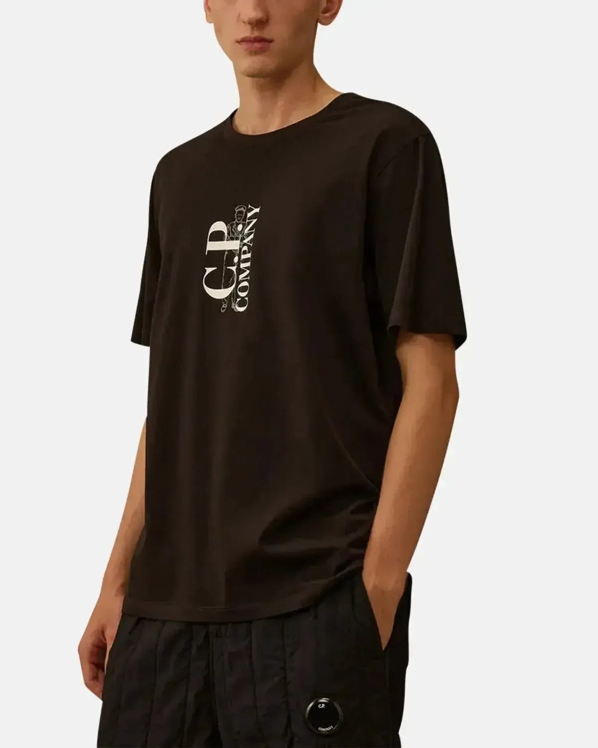 CP COMPANY MENS 30/1 JERSEY VERTICAL LOGO T - SHIRT BLACK | Studio DOS